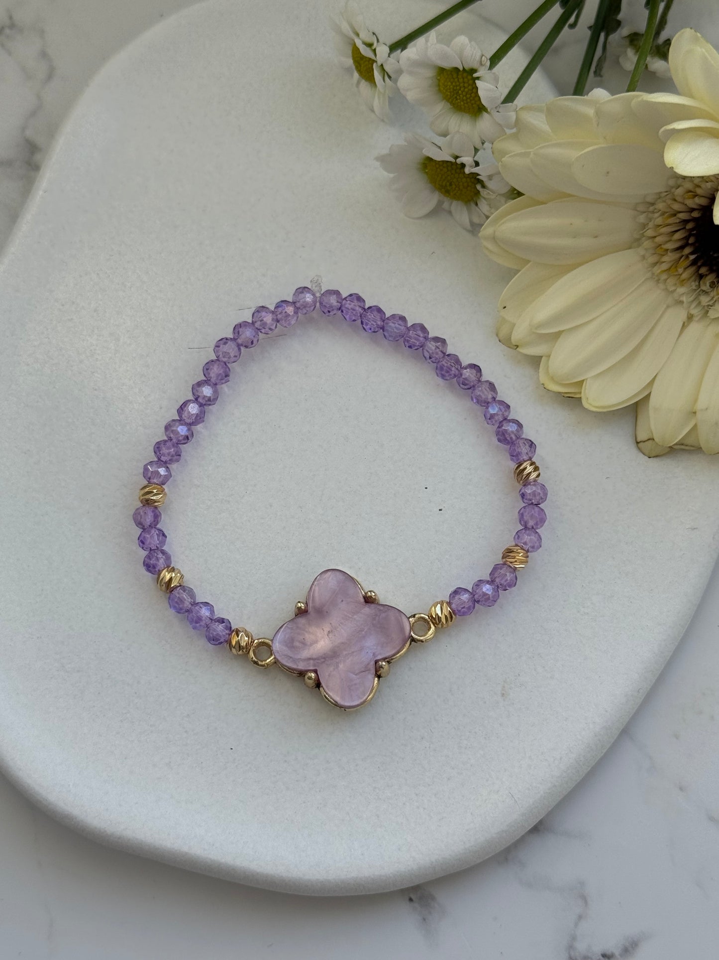 Perlenarmband mit Lila Kristallperlen und Goldenen Perlen + Kleeblatt Anhänger - 2032