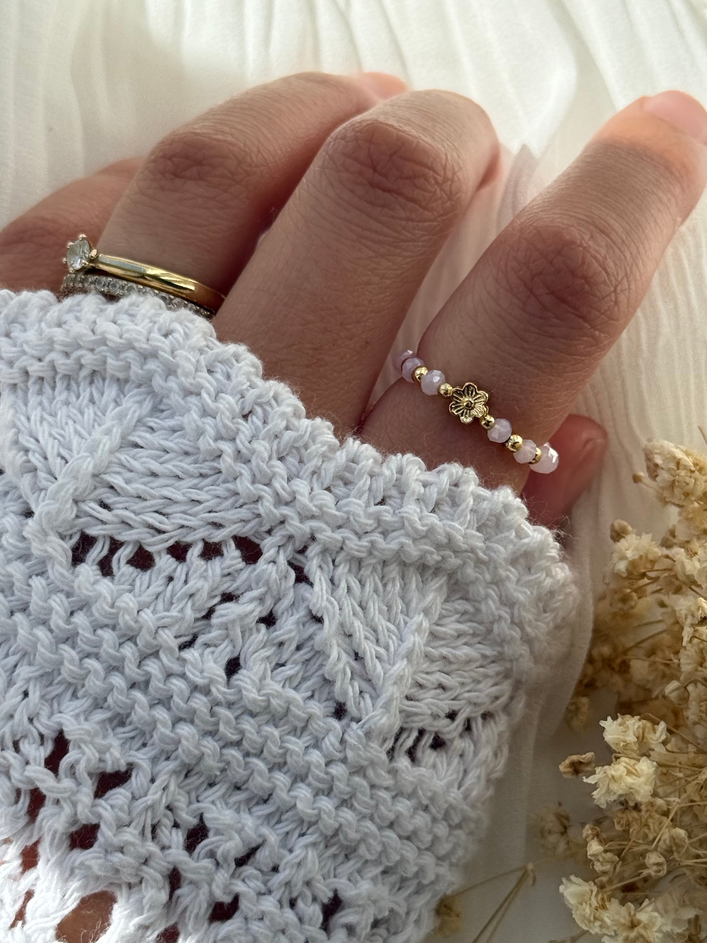Perlenring mit Rosa Kristallperlen, goldenen Perlen + Blumen Anhänger - 2227