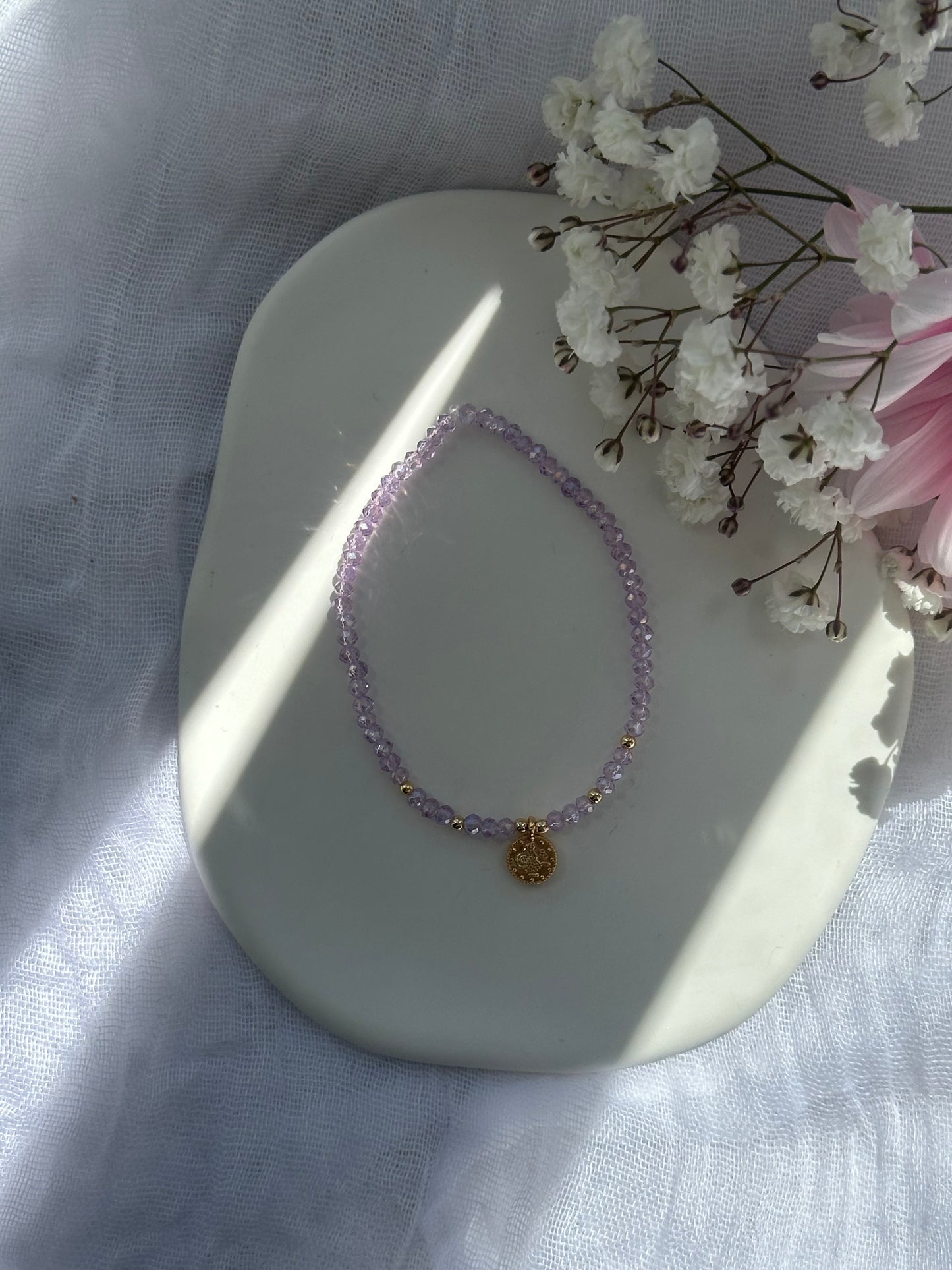 Perlenarmband mit Lila Kristallperlen und goldenen Details + Goldene Taler Anhänger - 10773