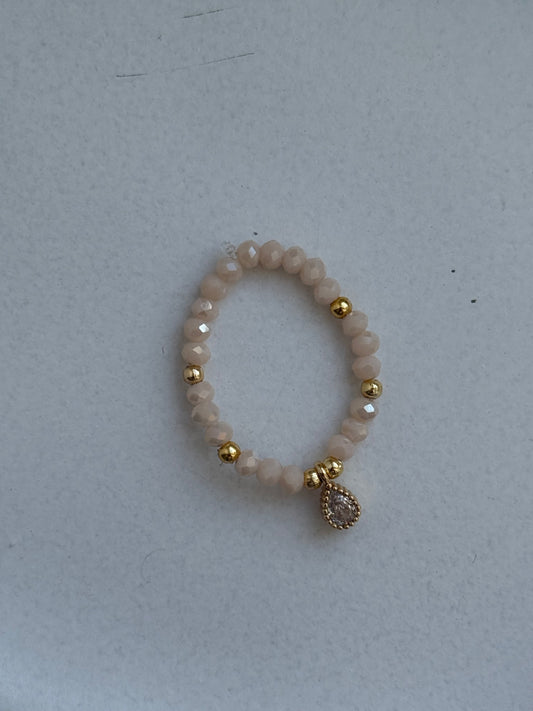 Perlenring mit Beigen Kristallperlen und Goldenen Details + Tropfen Anhänger - 2054