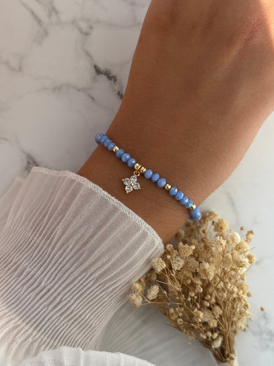Perlenarmband mit Blauen Kristallperlen, Goldenen Perlen +  Kleeblatt Anhänger - 2281