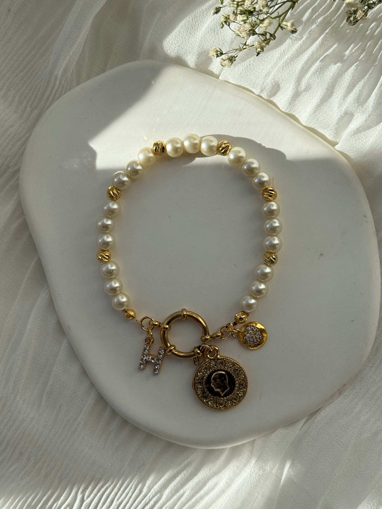 Perlenarmband personalisiert mit Beigen Glasperlen + Goldenen Dorika Perlen + Herz Anhänger - 2163