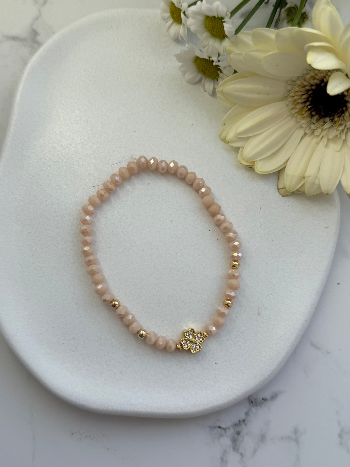 Perlenarmband mit Beigen Kristallperlen und Goldenen Perlen + Zirkonia Kleeblatt Anhänger - 2030