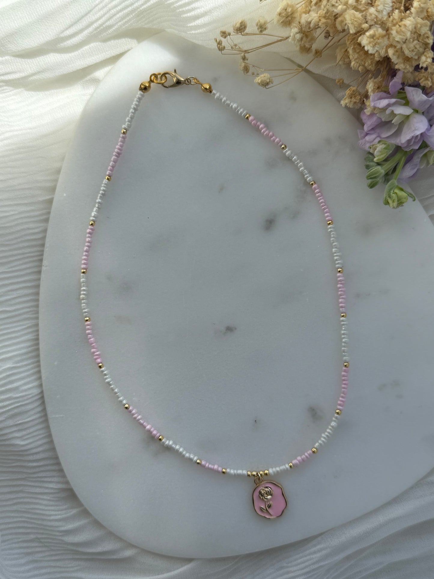 Perlenkette mit Weißen Perlen, Rosa Perlen und Goldenen Perlen + Rosen Charm - 2193