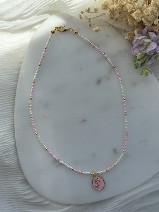 Perlenkette mit Weißen Perlen, Rosa Perlen und Goldenen Perlen + Rosen Charm - 2193