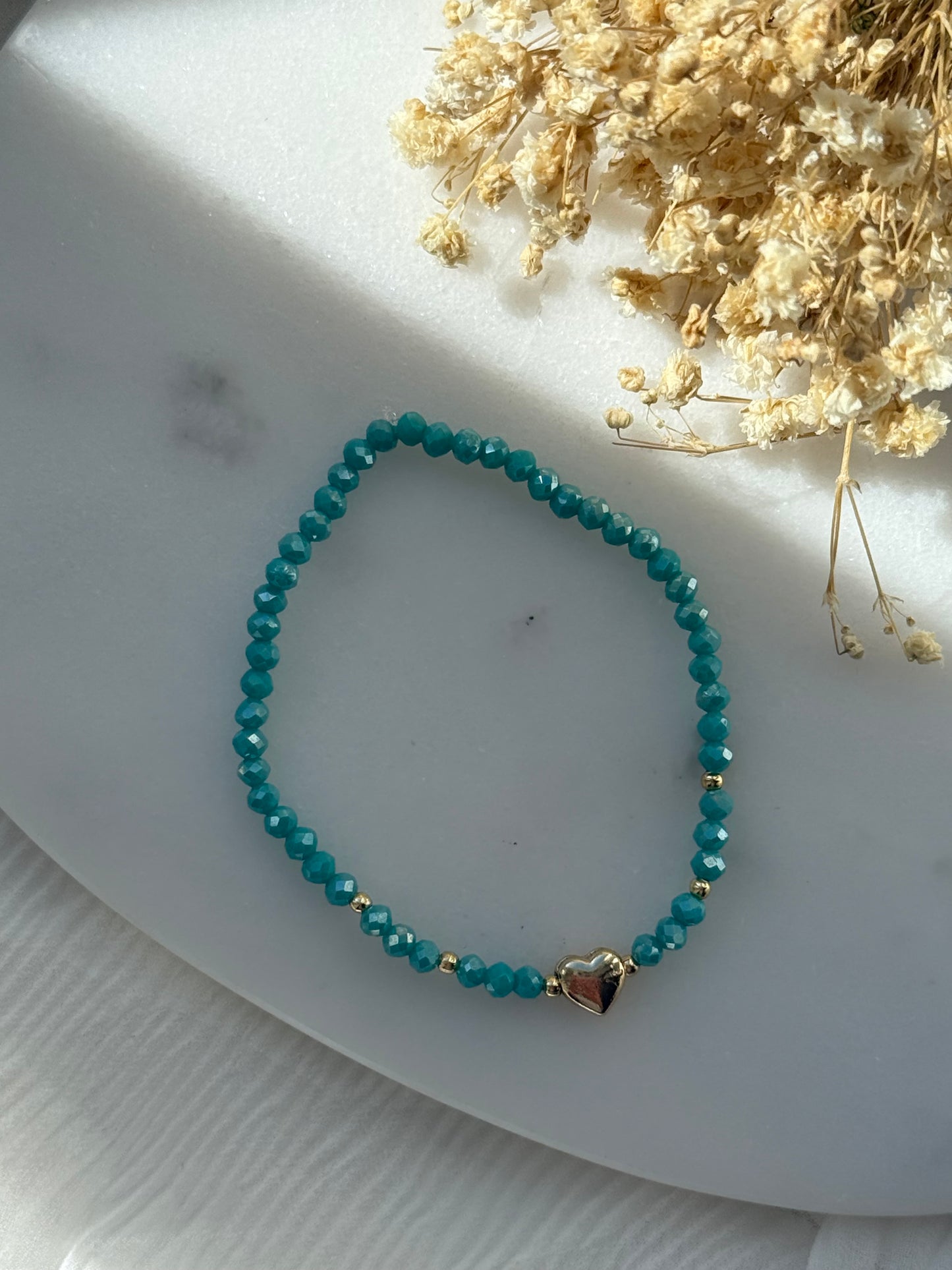 Perlenarmband mit Türkisen Kristallperlen, Goldenen Perlen + Herz Anhänger - 2268