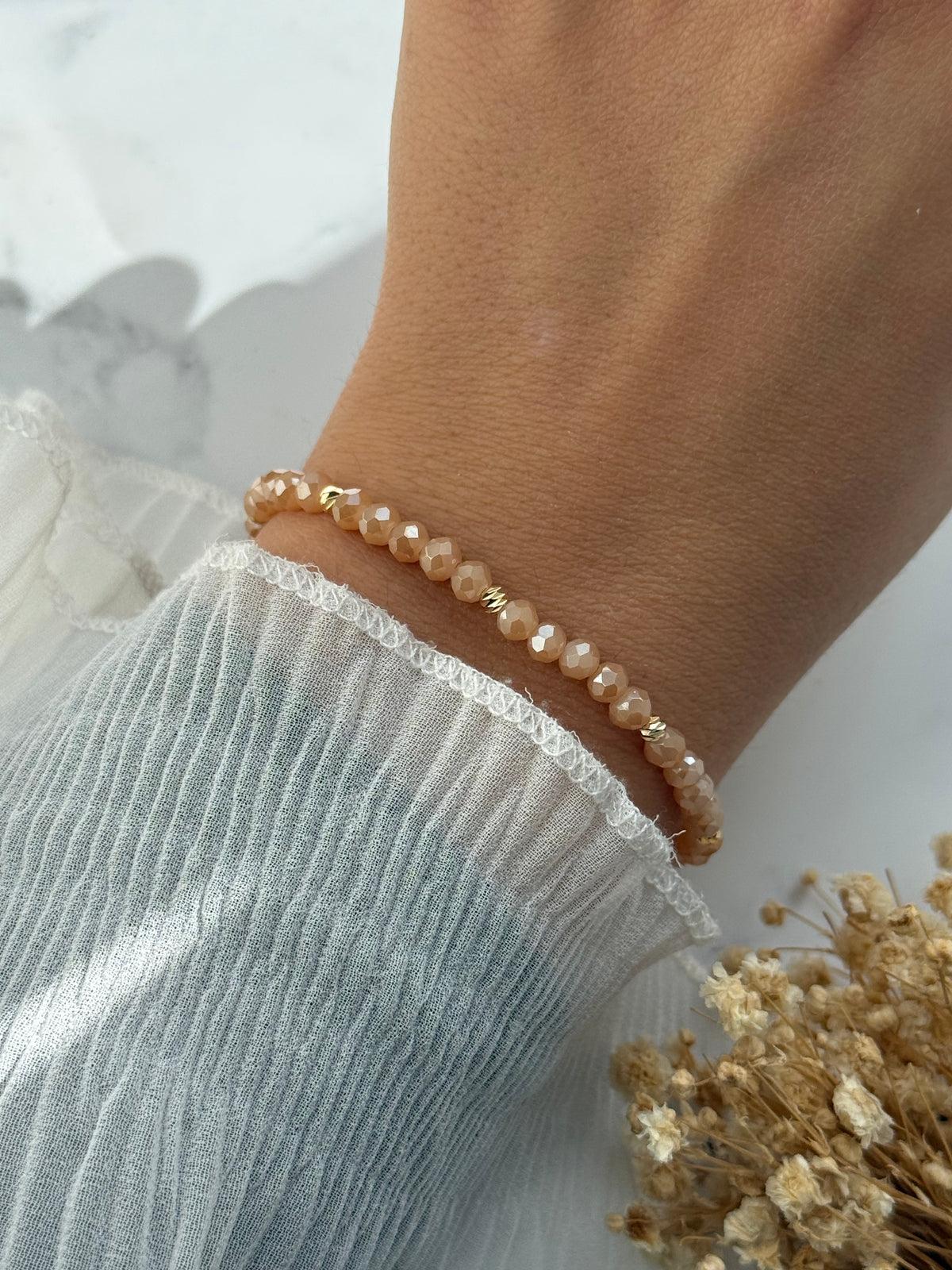 Perlenarmband mit Beigen Kristallperlen und Goldenen Perlen - 2370