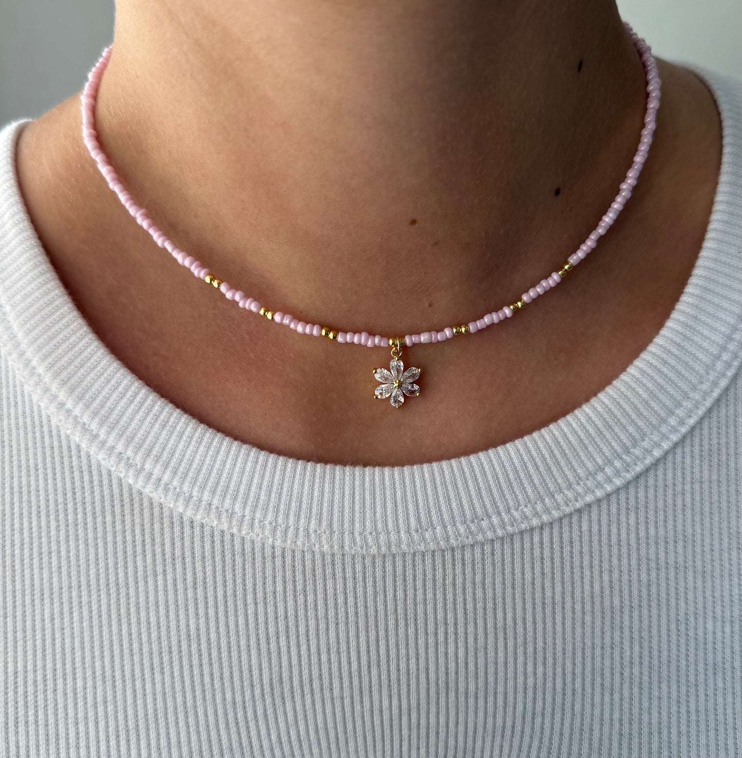 Perlenkette mit Rosa Perlen und Goldenen Perlen + Blumen Charm - 2198