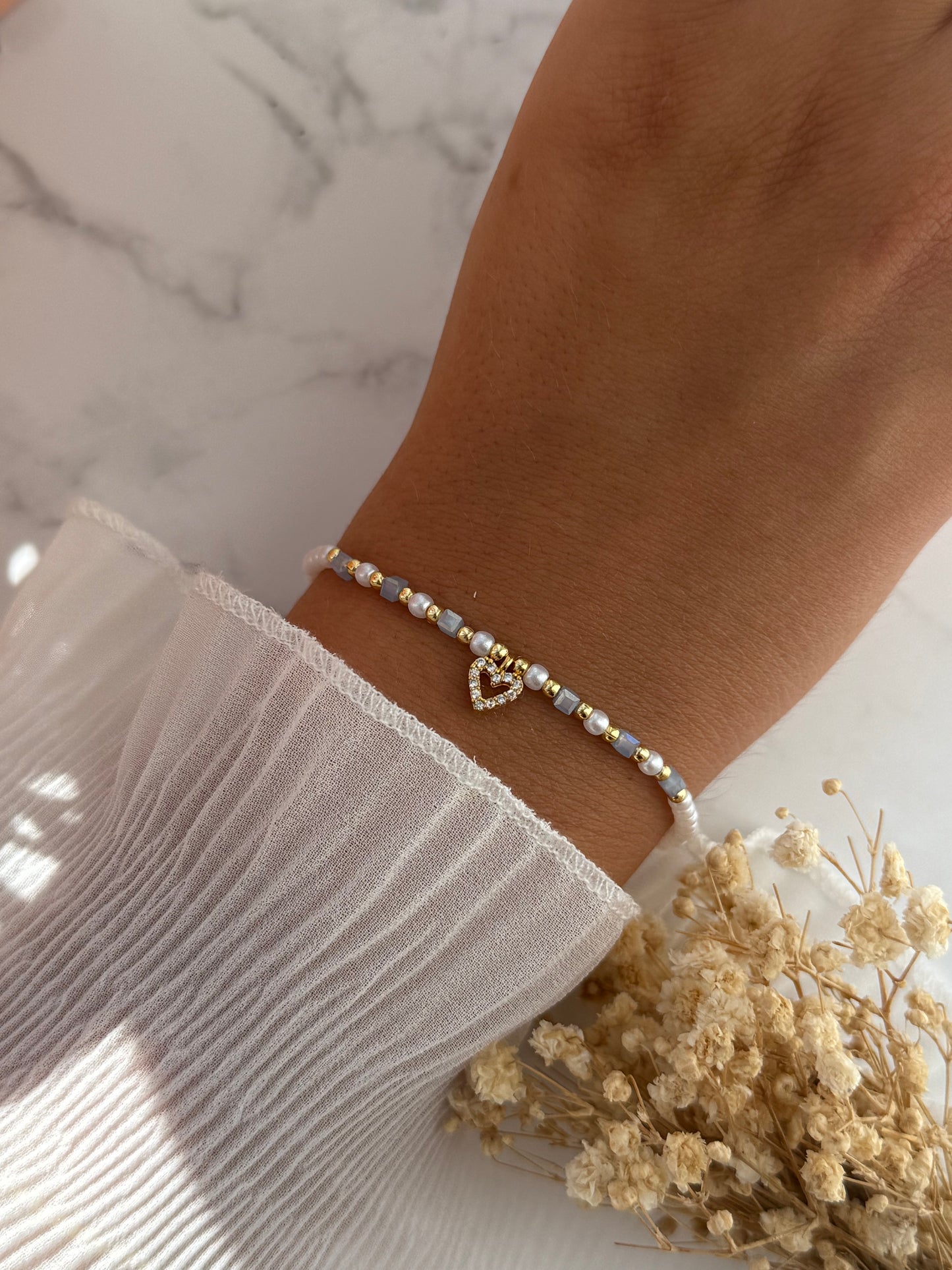 Perlenarmband mit Blauen Kristallperlen, Weißen Perlen und Goldenen Perlen + Herz Anhänger - 2290