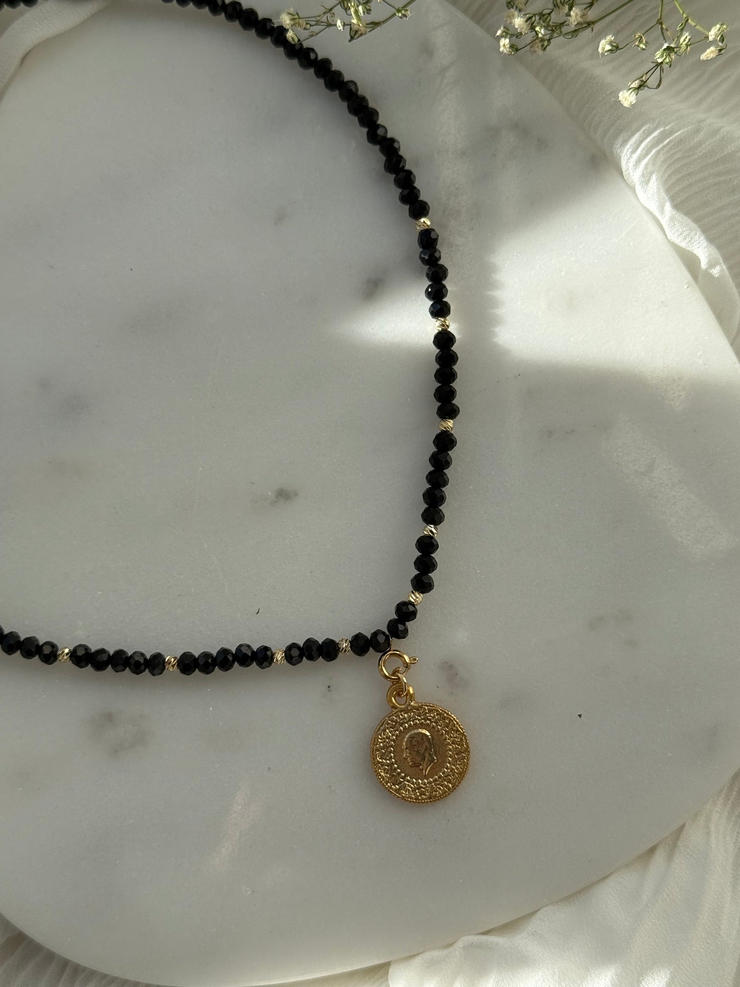 Perlenkette mit Schwarzen Kristallperlen und Goldenen Dorika Perlen - 2173