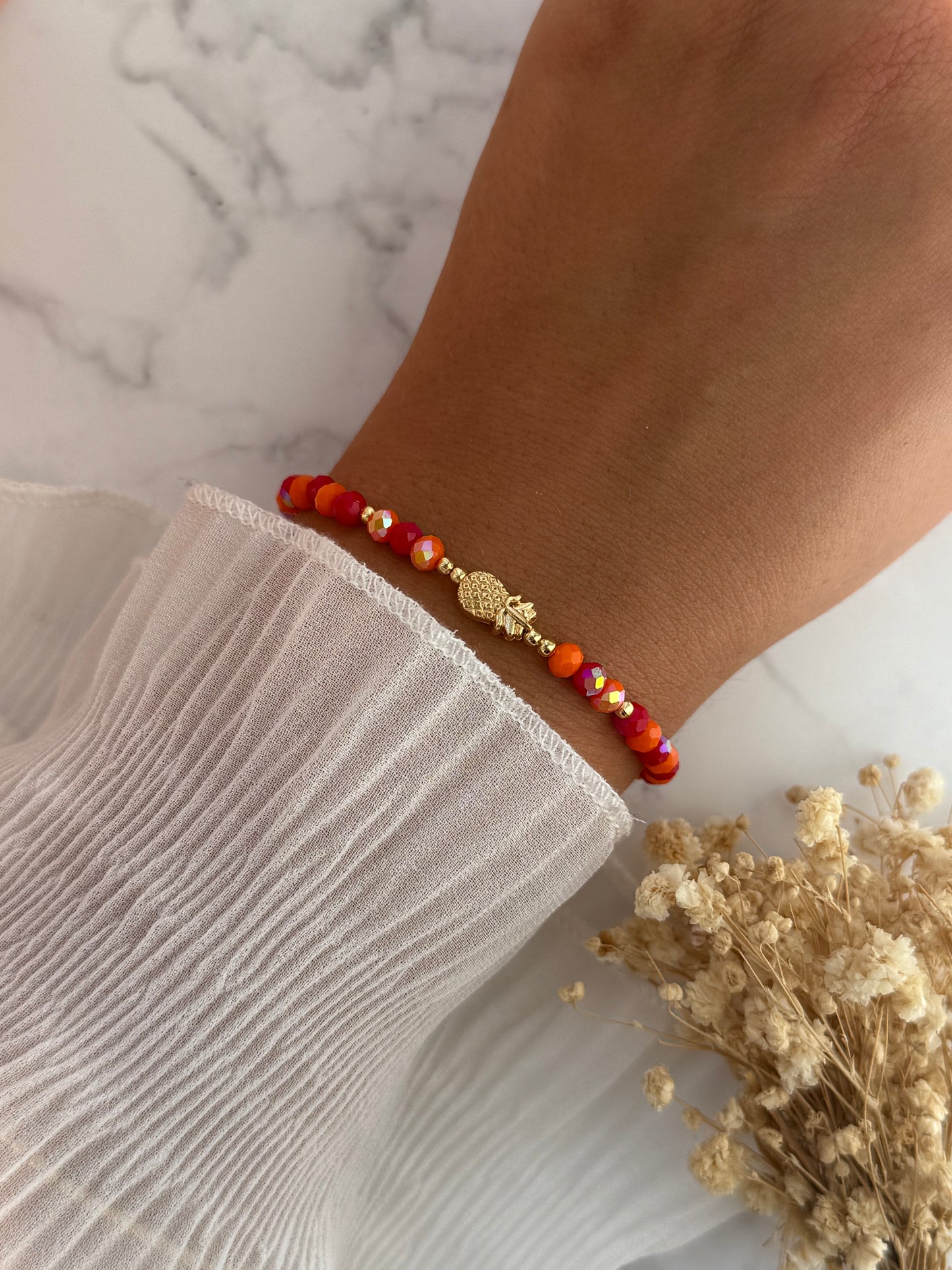 Perlenarmband mit Roten und Orangenen Kristallperlen, Goldenen Perlen + Ananas Anhänger - 2275