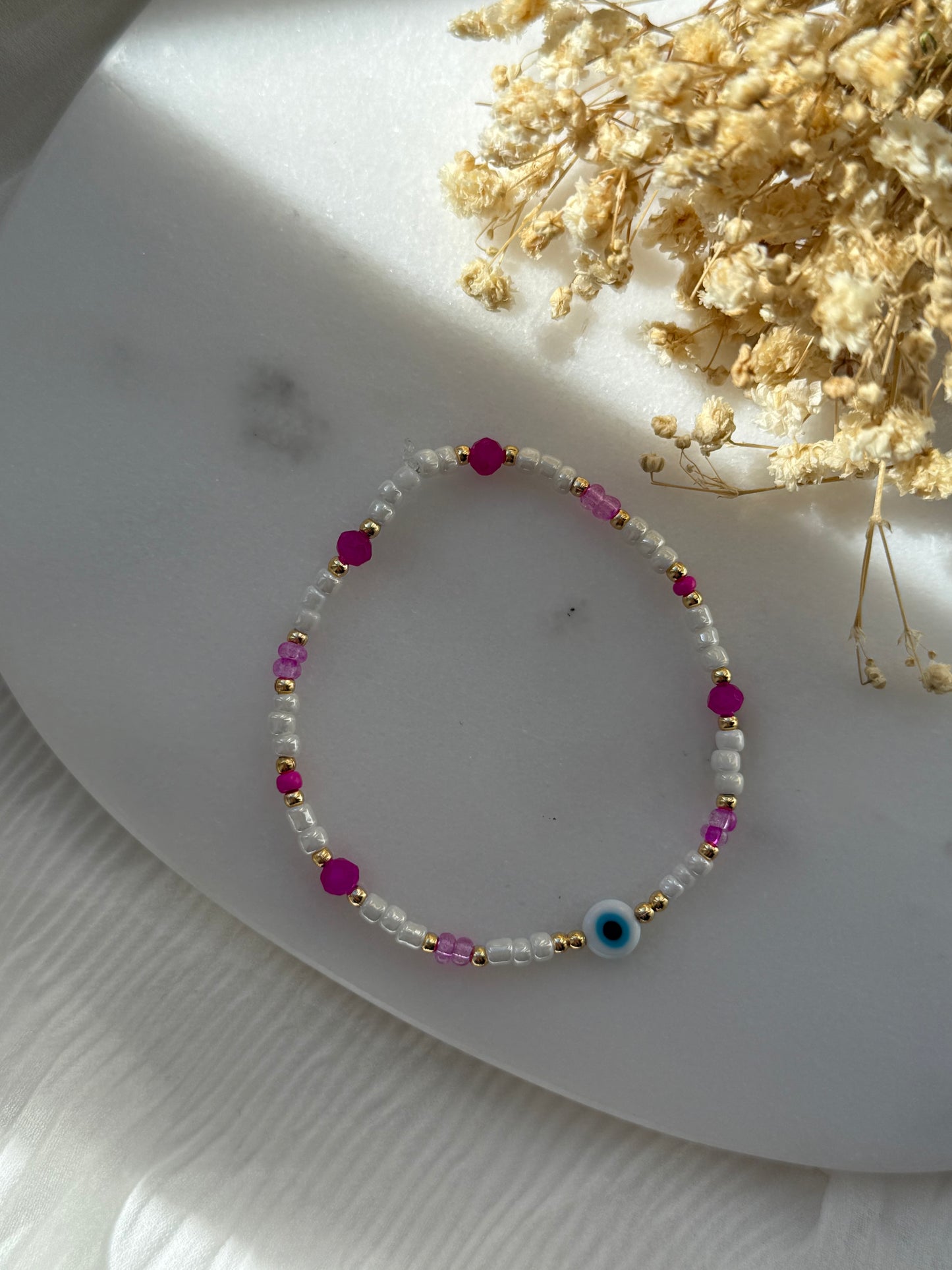 Perlenarmband mit Weißen Perlen, Pinken Kristallperlen und Goldenen Perlen + Nazar Perle - 2242