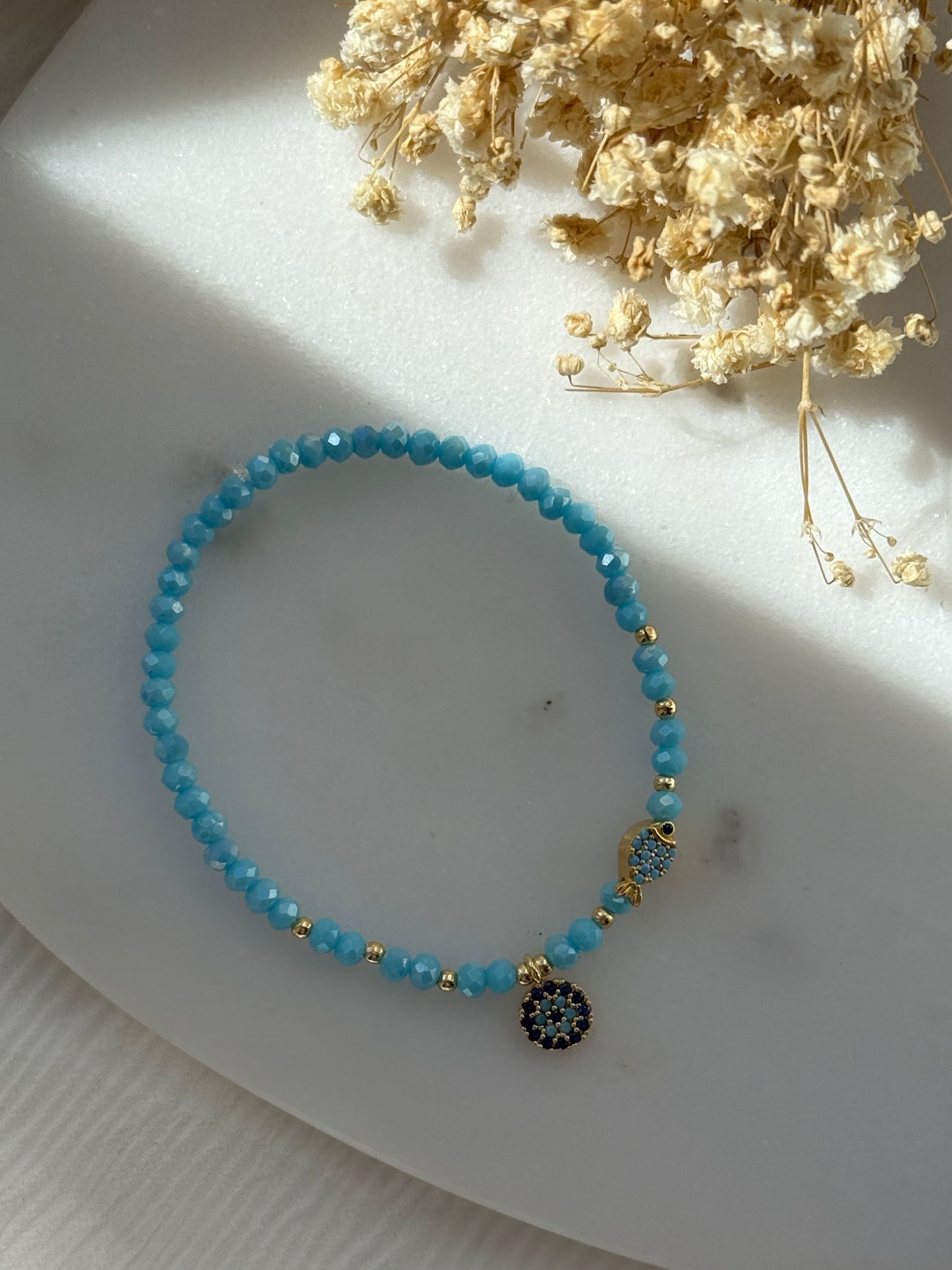 Perlenarmband mit Blauen Kristallperlen, Goldenen Perlen + Nazar und Fisch Anhänger - 2265