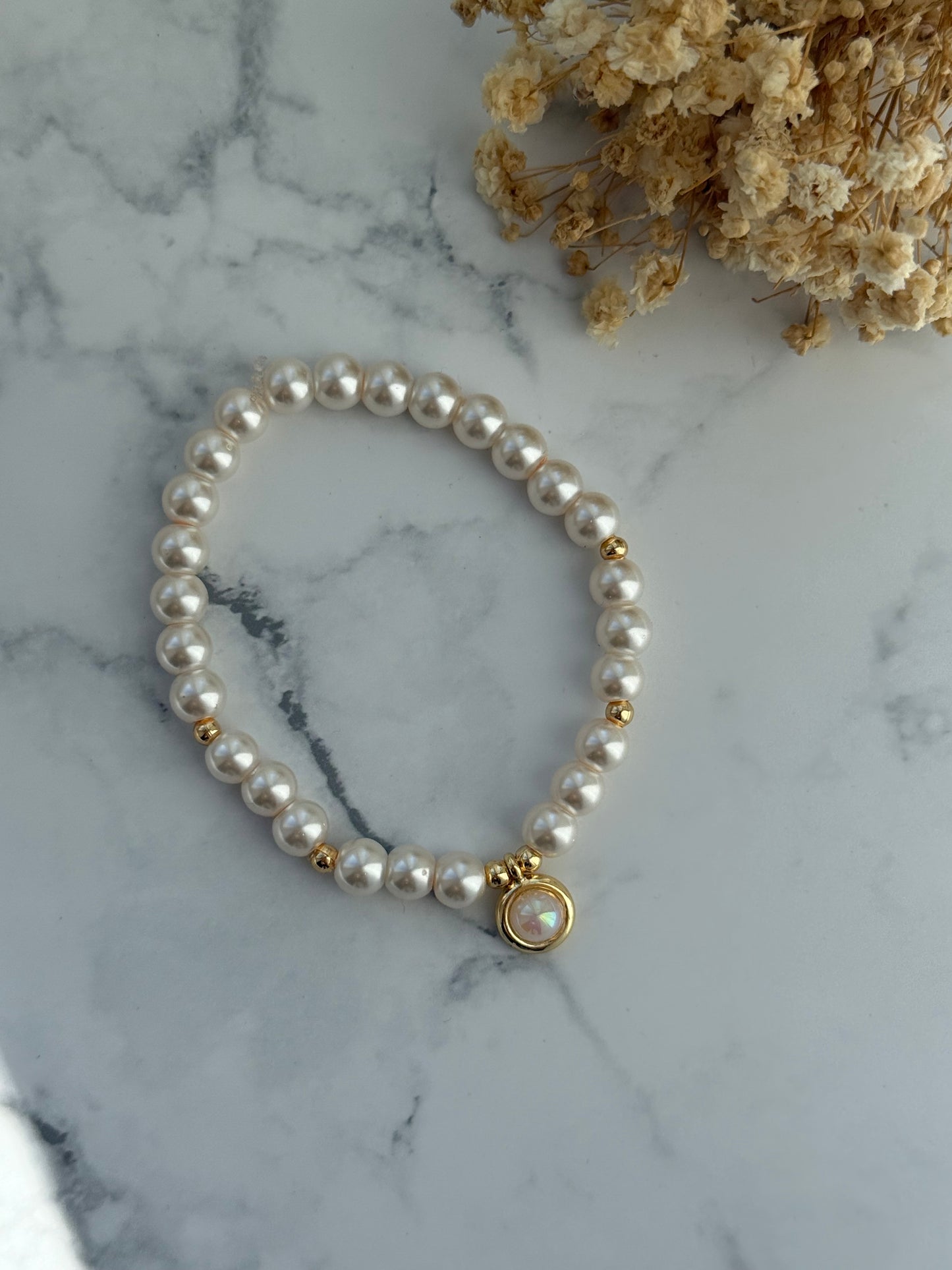 Perlenarmband mit Beigen Glasperlen, Goldenen Perlen +  Anhänger - 2279