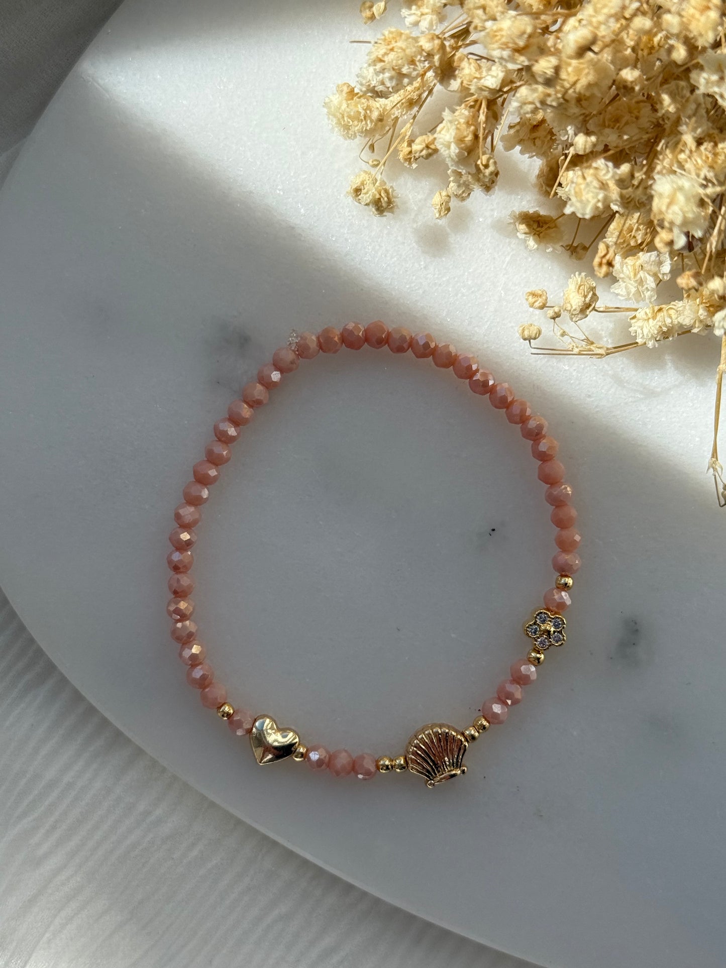 Perlenarmband mit Beigen Kristallperlen und Goldenen Perlen + Charms - 2257