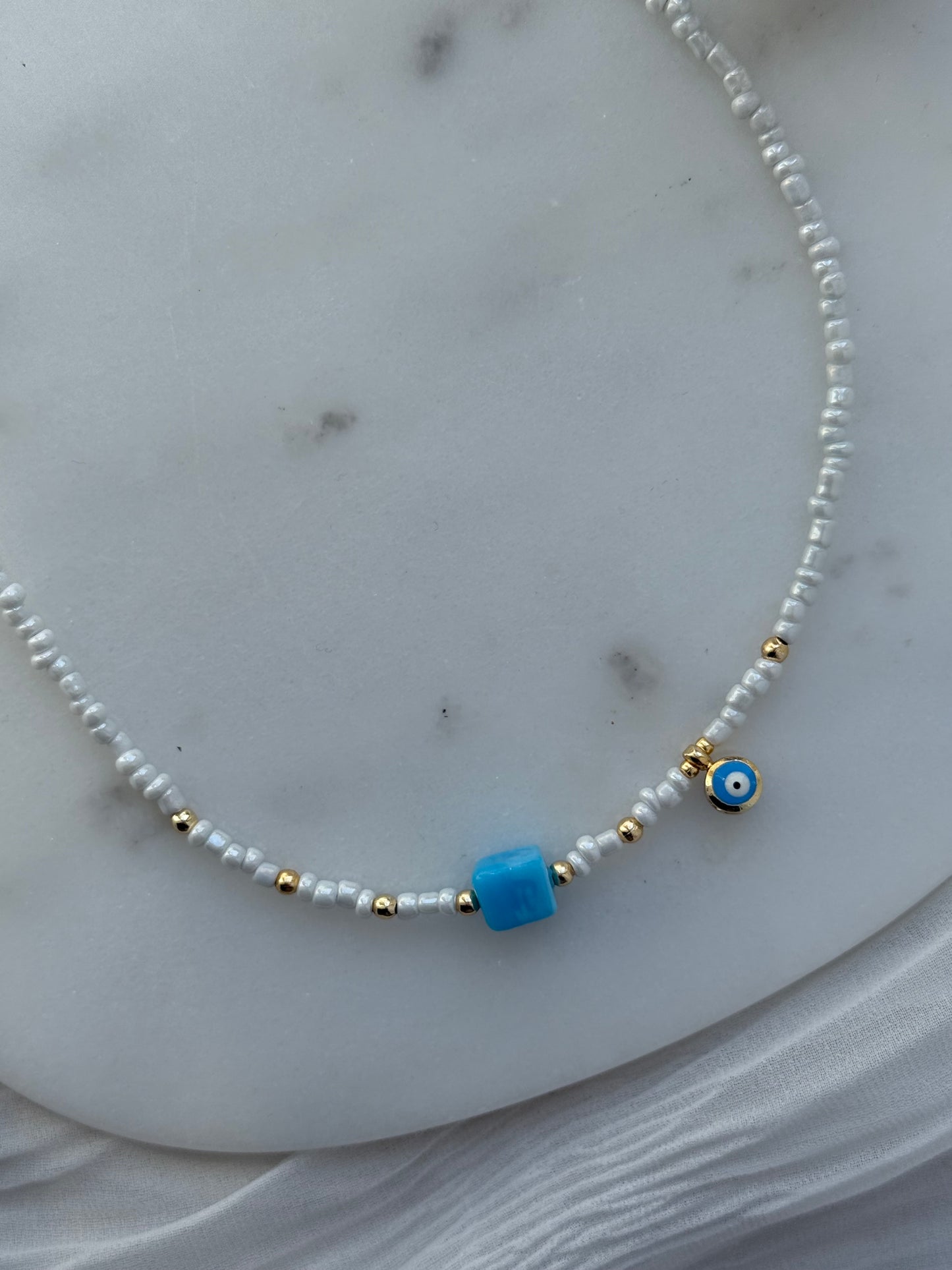 Perlenkette mit Weißen Perlen und Goldenen Perlen + Nazar und Stein Anhänger - 2196