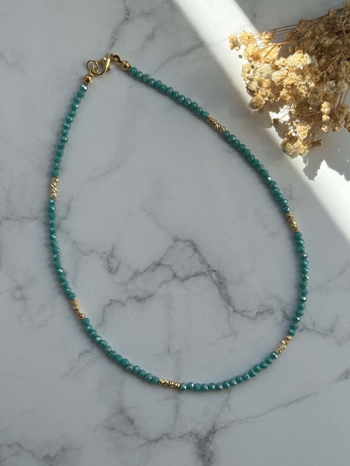 Perlenkette mit Türkisen Kristallperlen, Goldenen Perlen + Dorika Perlen - 2336