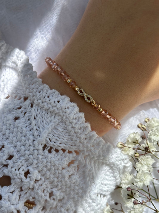 Perlenarmband mit Rose Kristallperlen und goldenen Details + Unendlichkeits Anhänger - 10738
