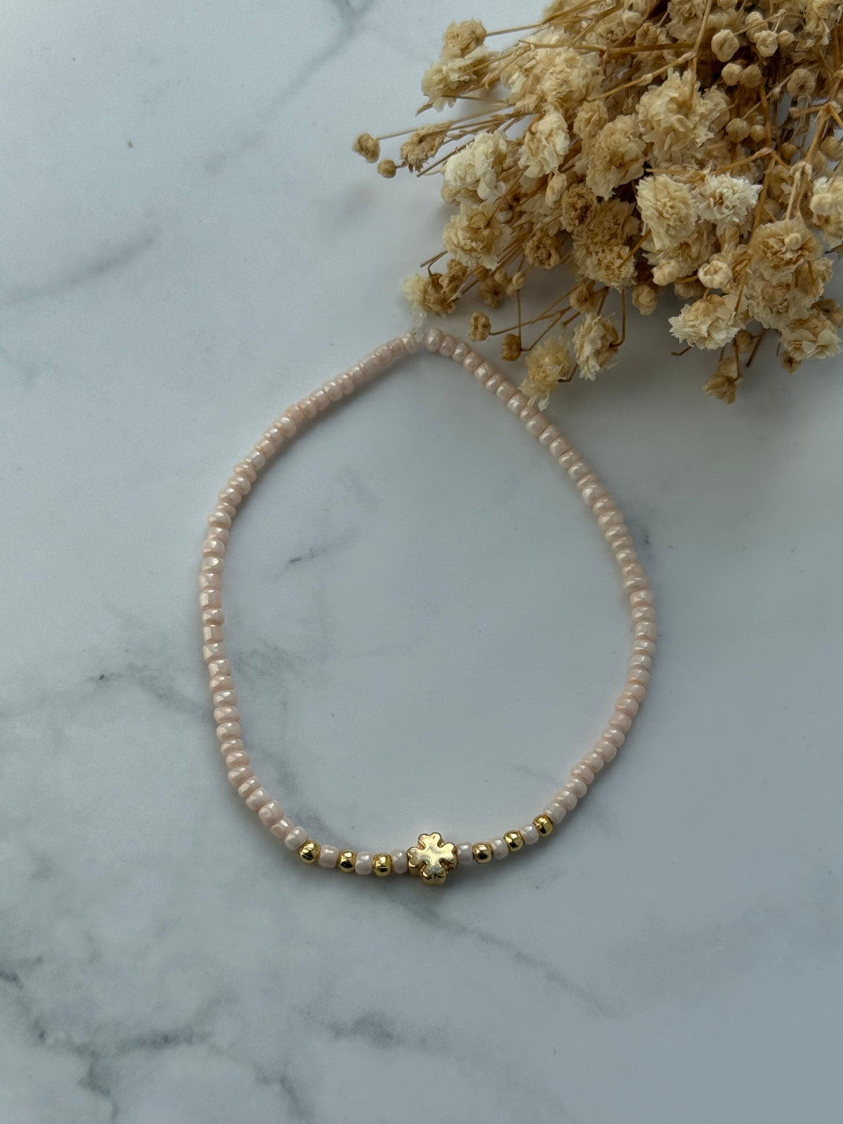 Perlenarmband mit Beigen und  Goldenen Perlen + Kleeblatt Anhänger - 2385