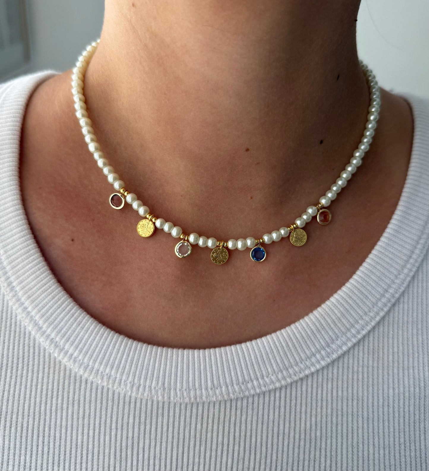 Perlenkette mit Weißen Perlen, Goldenen Perlen + Charms - 2192