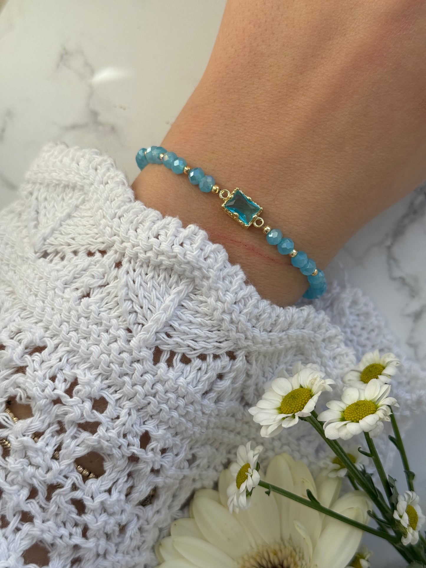 Perlenarmband mit Hellblauen Kristallperlen und Goldenen Perlen  + Zirkonia Anhänger - 2015