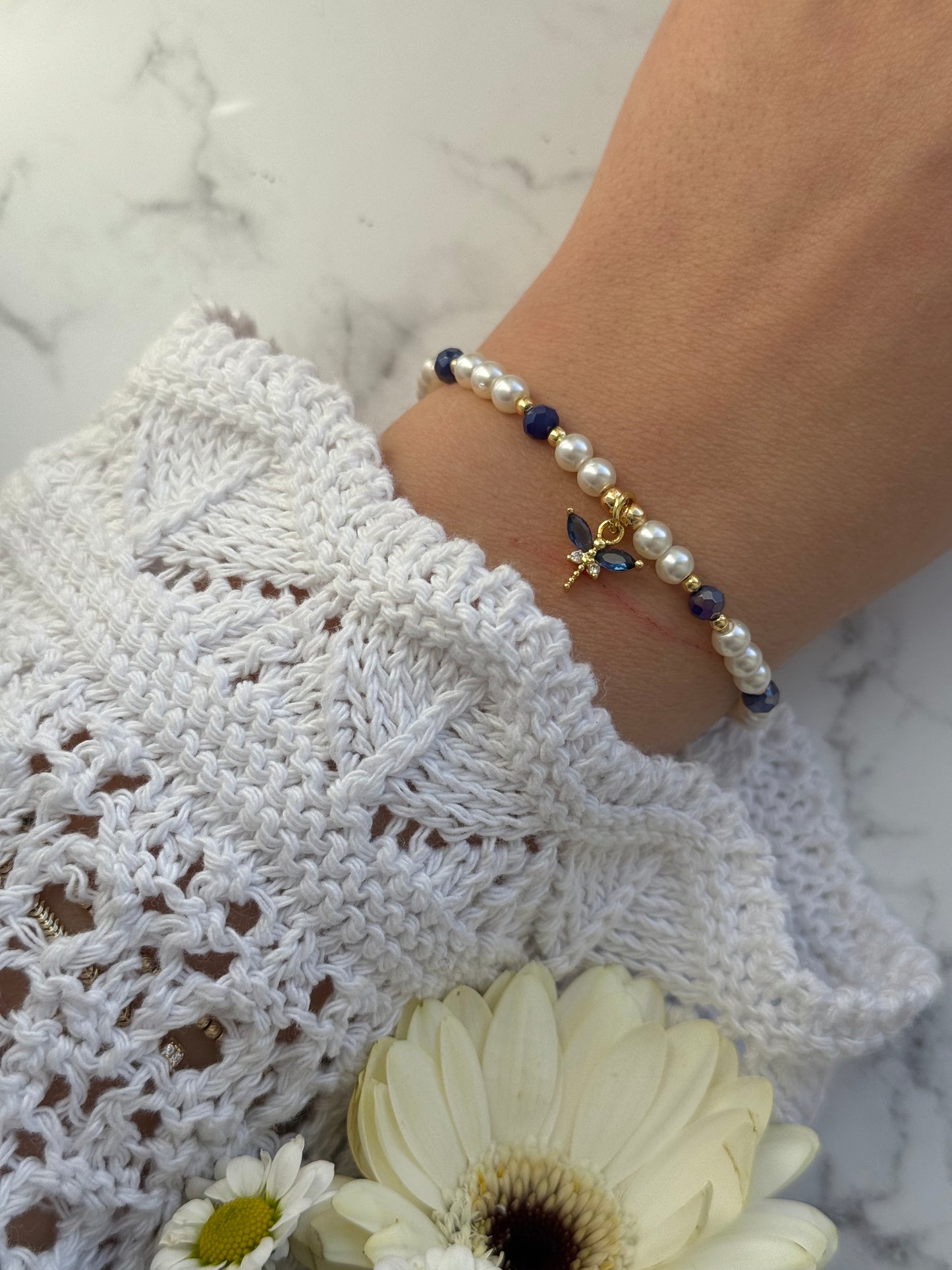 Perlenarmband mit Beigen Glasperlen, Dunkelblauen Kristallperlen und Goldenen Perlen + Libellen Anhänger - 2019