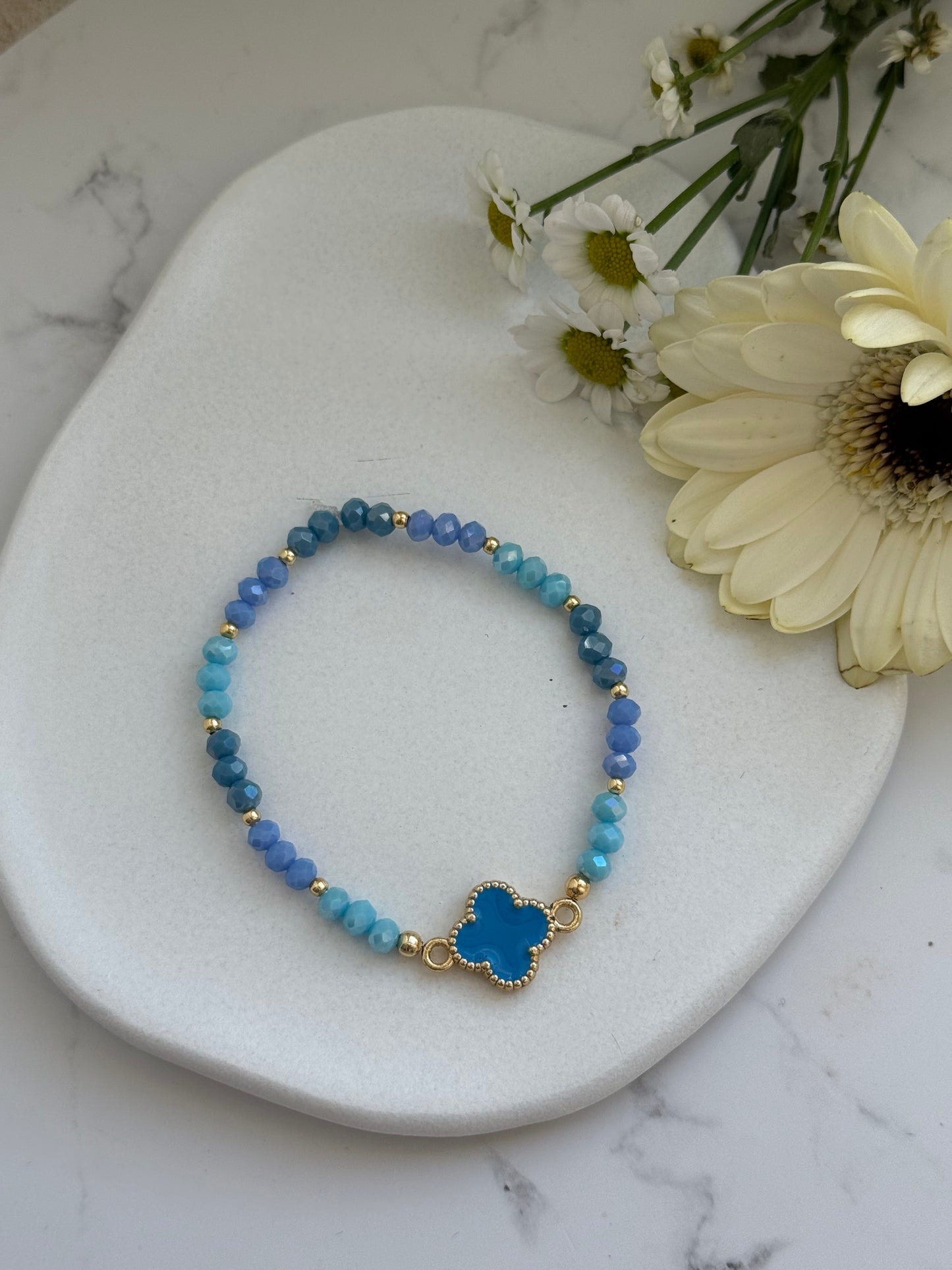 Perlenarmband mit Blauen Kristallperlen und Goldenen Perlen + Kleeblatt Anhänger - 2014