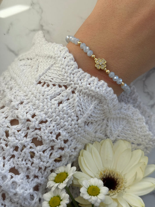 Perlenarmband mit Hellblauen Kristallperlen und Goldenen Perlen + Kleeblatt Anhänger - 2013
