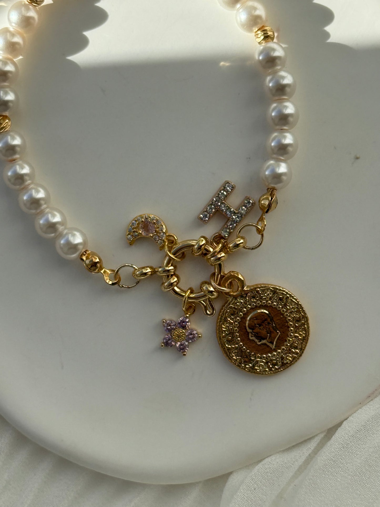 Perlenarmband personalisiert mit Rosa Glasperlen + Goldenen Dorika Perlen + Mond + Blumen Anhänger - 2165