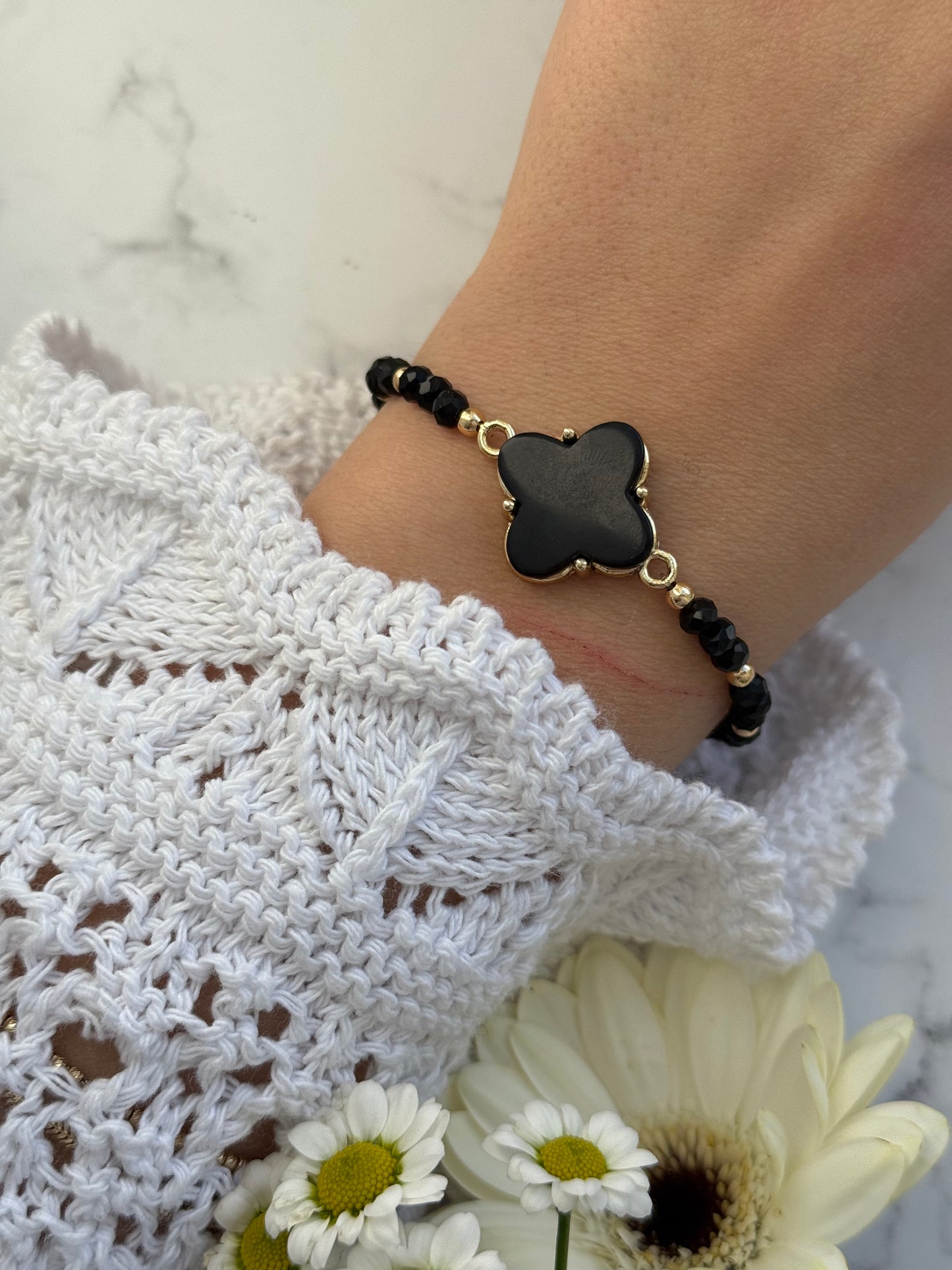 Perlenarmband mit Schwarzen Kristallperlen und Goldenen Perlen + Kleeblatt Anhänger - 2011