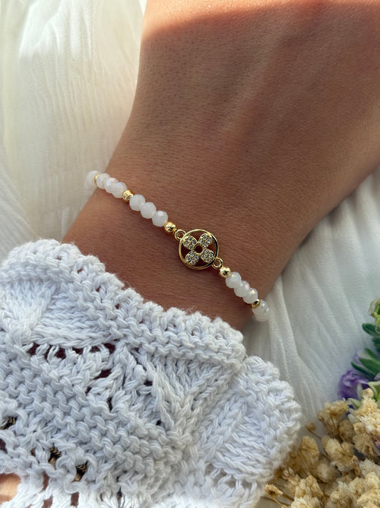 Perlenarmband mit Weißen Kristallperlen, Goldenen Perlen + Kleeblatt Anhänger - 2264