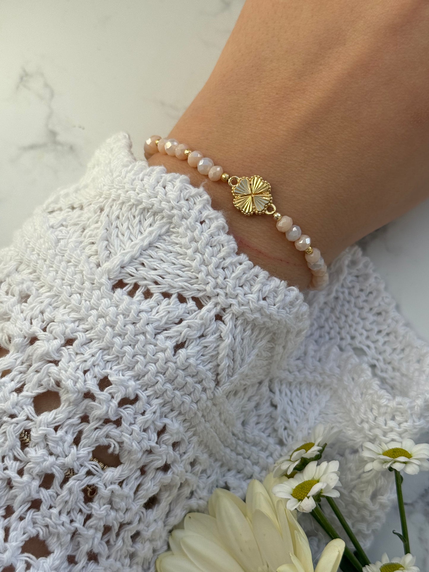 Perlenarmband mit Beigen Kristallperlen und Goldenen Perlen + Kleeblatt Anhänger - 2021