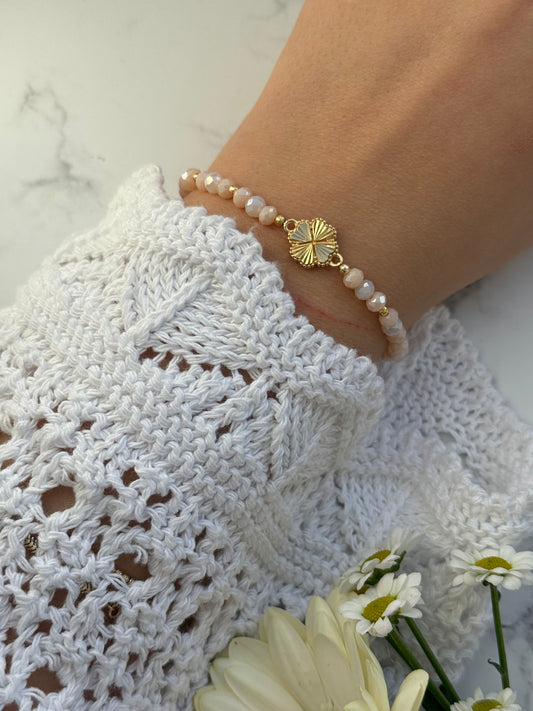 Perlenarmband mit Beigen Kristallperlen und Goldenen Perlen + Kleeblatt Anhänger - 2021
