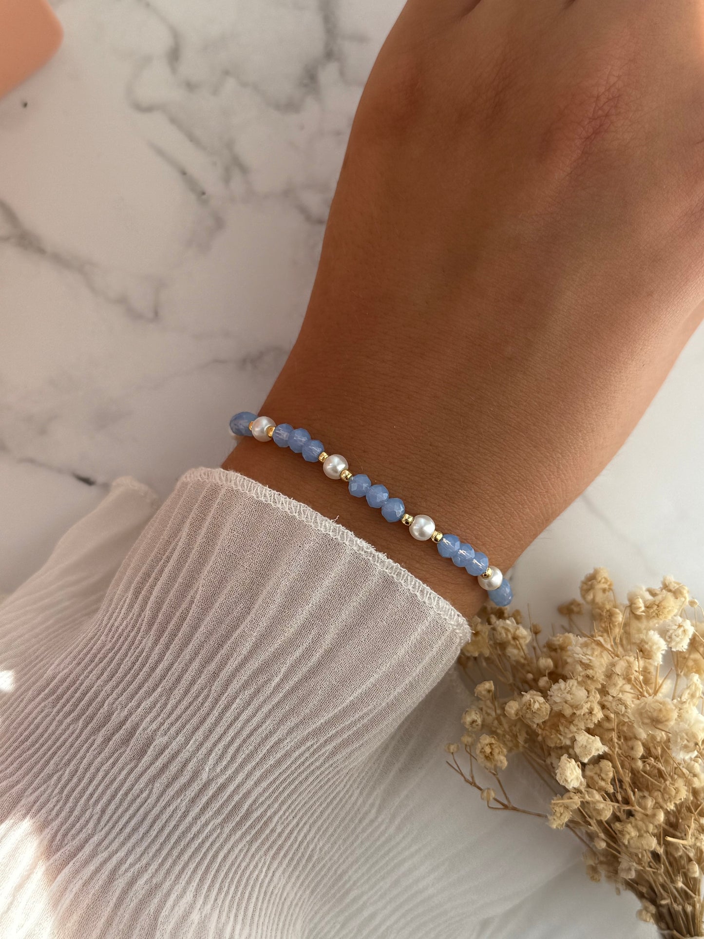 Perlenarmband mit Weißen Perlen,  Blauen Kristallperlen, Goldenen Perlen - 2277
