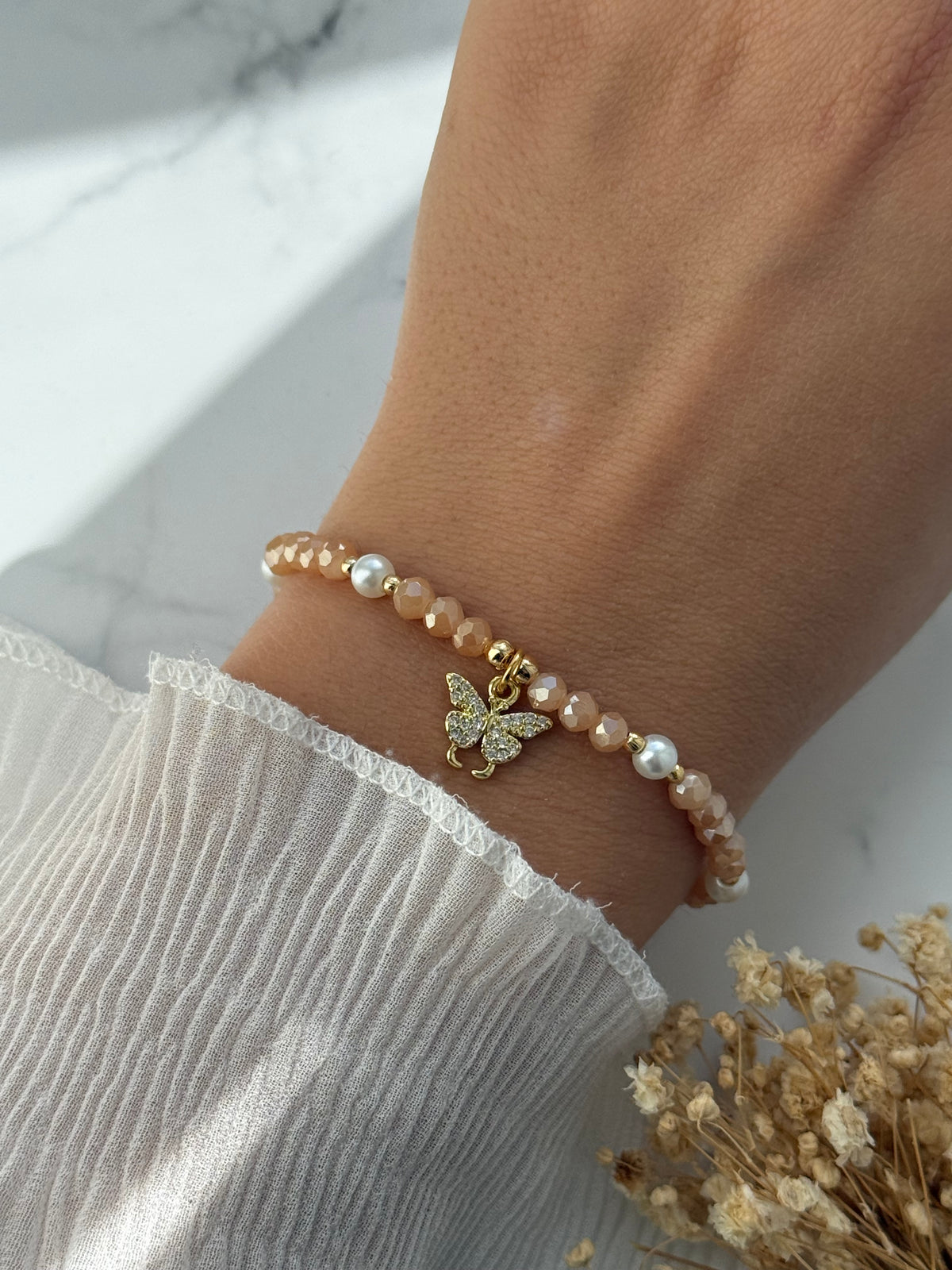 Perlenarmband mit Beigen Kristallperlen, Weißen und Goldenen Perlen - 2390