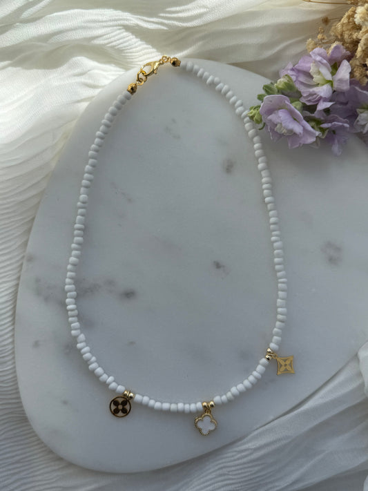 Perlenkette mit Weißen Perlen und Goldenen Perlen + Kleeblatt Charms - 2197