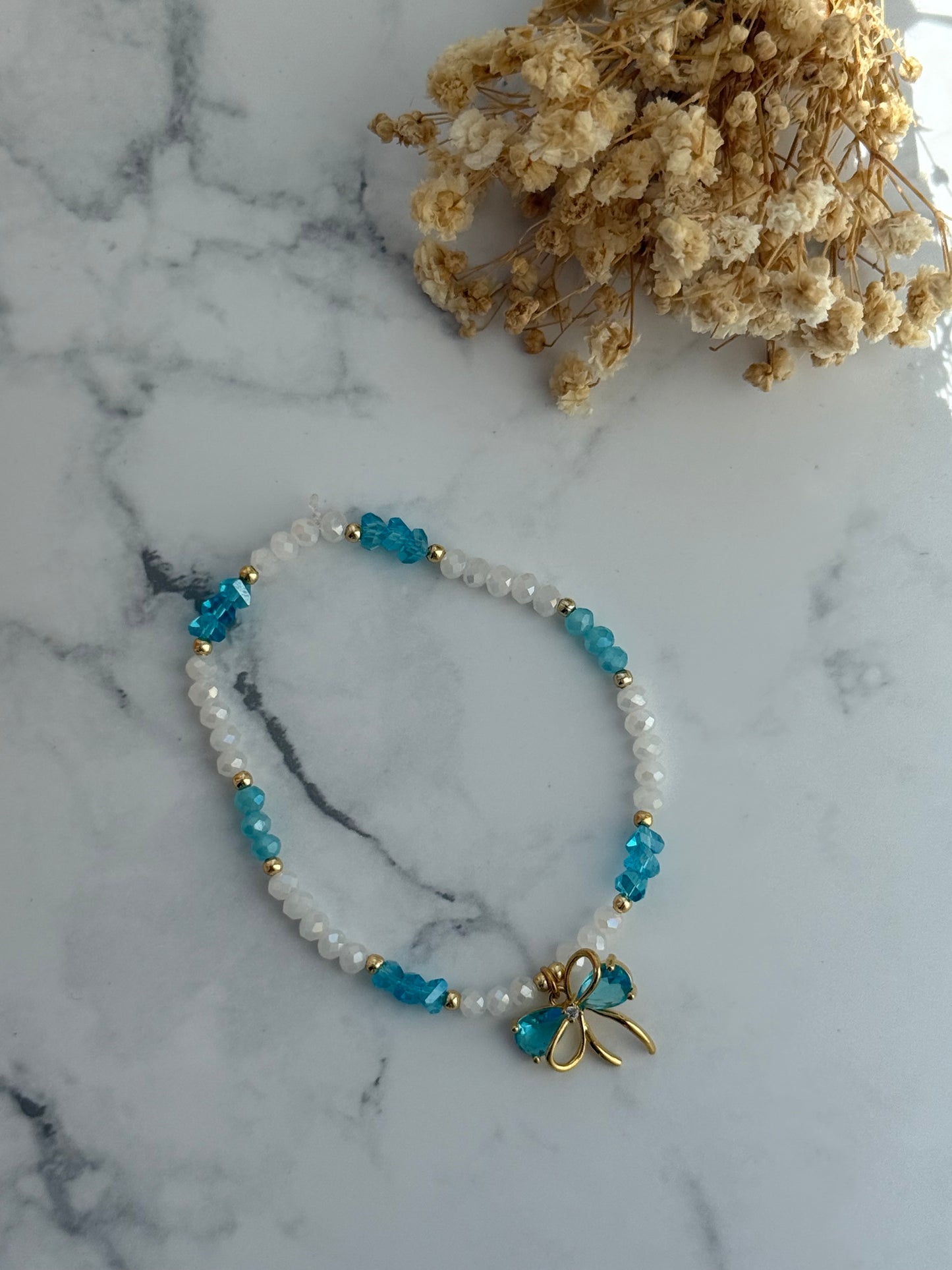 Perlenarmband mit Weißen, Blauen Kristallperlen, Goldenen Perlen + Schleifen Anhänger - 2319
