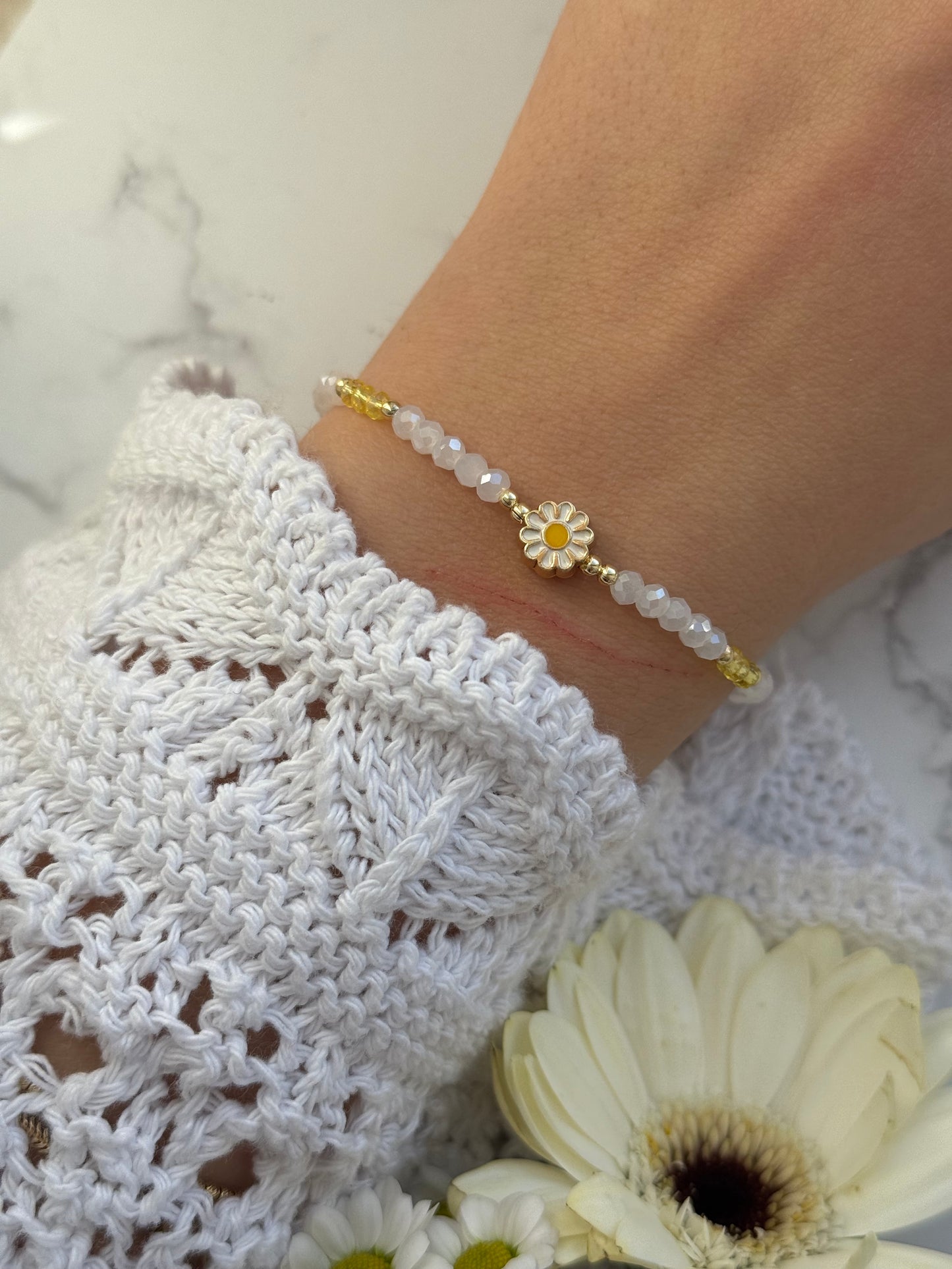Perlenarmband mit Weißen und Gelben Kristallperlen und Goldenen Perlen + Blumen Anhänger - 2006