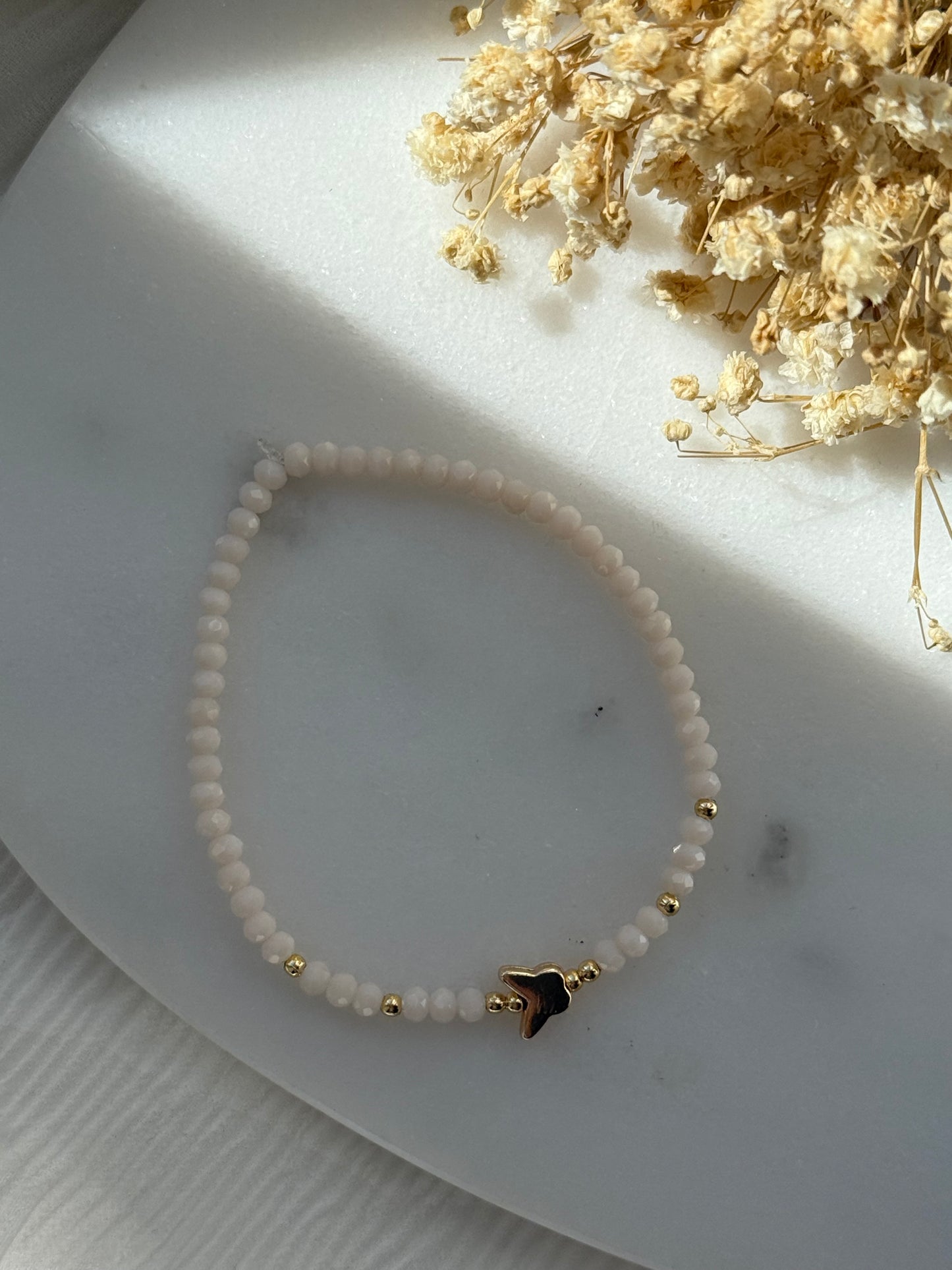 Perlenarmband mit Beigen Kristallperlen und Goldenen Perlen + Schmetterling Anhänger - 2260