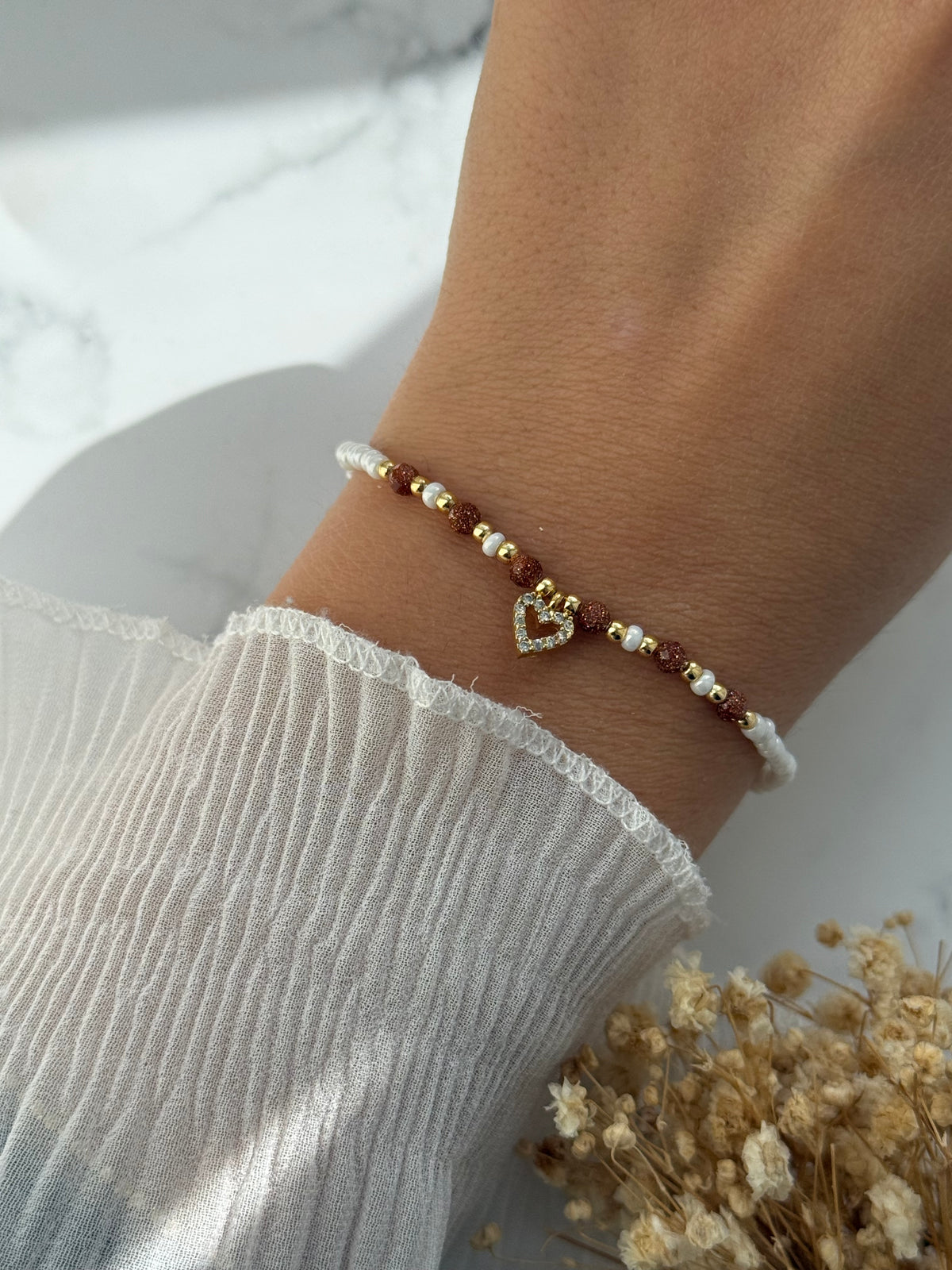 Perlenarmband mit Weißen Perlen, Braunen Natursteinperlen und  Goldenen Perlen + Herz Anhänger - 2387