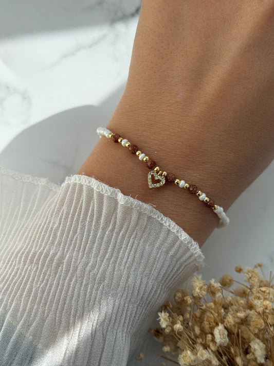 Perlenarmband mit Weißen Perlen, Braunen Natursteinperlen und  Goldenen Perlen + Herz Anhänger - 2387