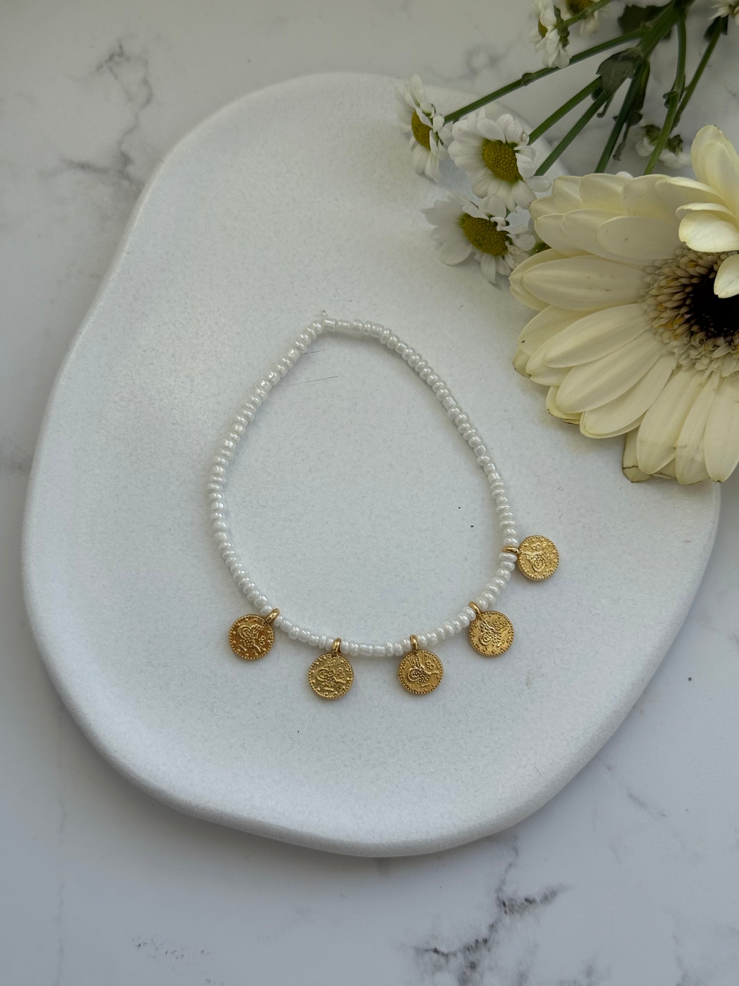 Perlenarmband mit Weißen Glänzenden Perlen + Goldene Taler Anhänger - 2009