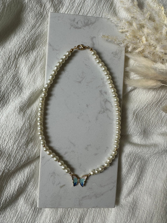 Perlenkette mit Weißen Perlen und Kristallperlen und Blauen Schmetterling Anhänger - 10207