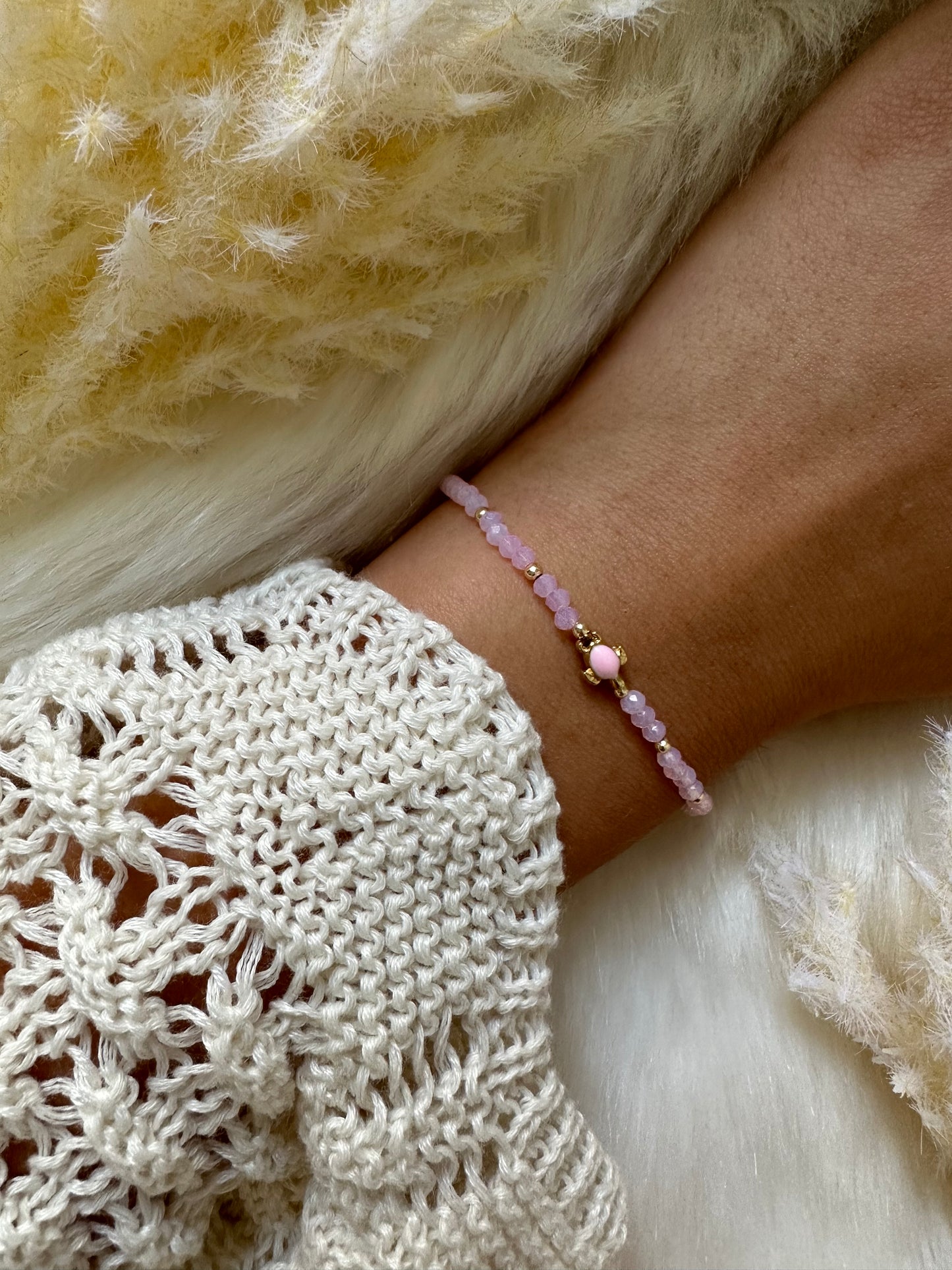 Perlenarmband mit rosa Perlen und Schildkröten Anhänger - 10449