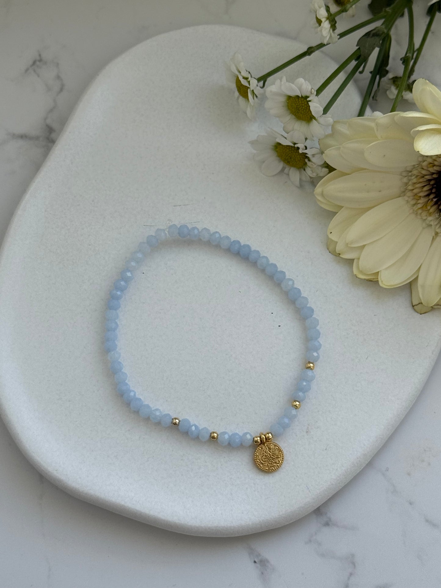 Perlenarmband mit Hellblauen Kristallperlen und Goldenen Perlen + Goldene Taler Anhänger - 2012