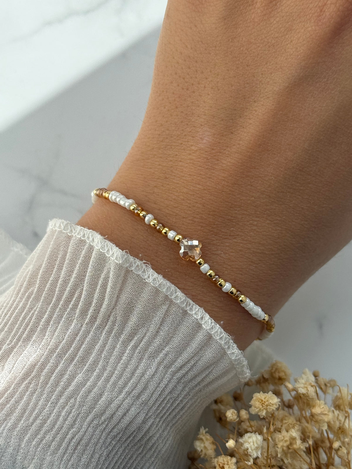 Perlenarmband mit Weißen, Goldenen Perlen + Kleeblatt Perle - 2381