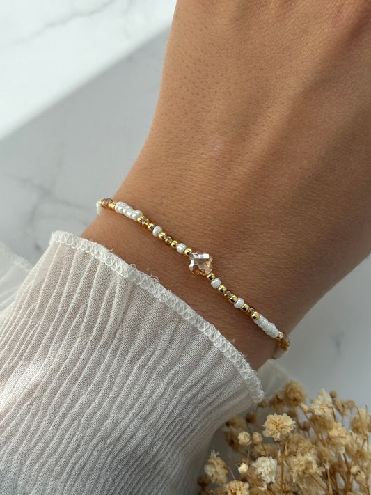Perlenarmband mit Weißen, Goldenen Perlen + Kleeblatt Perle - 2381