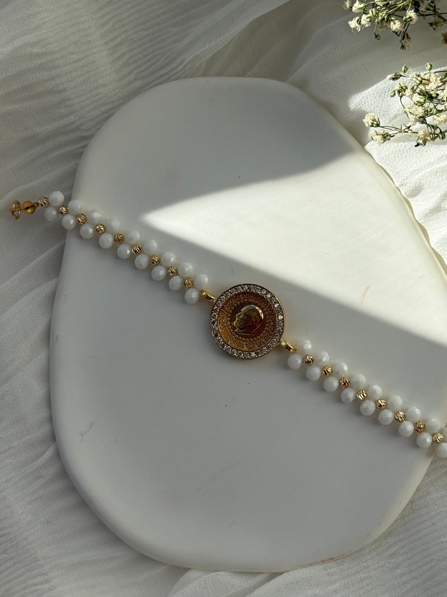 Perlenarmband mit Weißen Kristallperlen, Goldenen Dorika Perlen und Rahmen - 2170