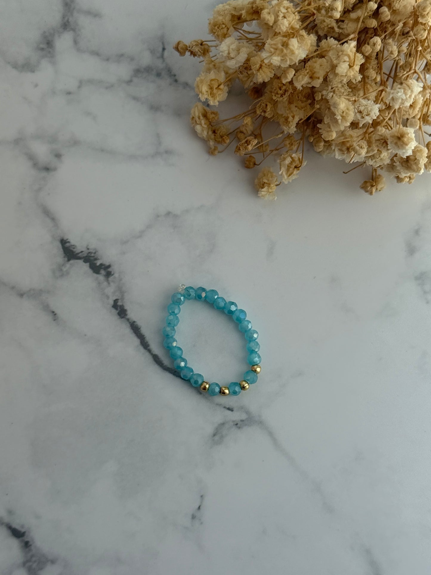 Perlenring mit Blauen Kristallperlen, goldenen Perlen - 2333