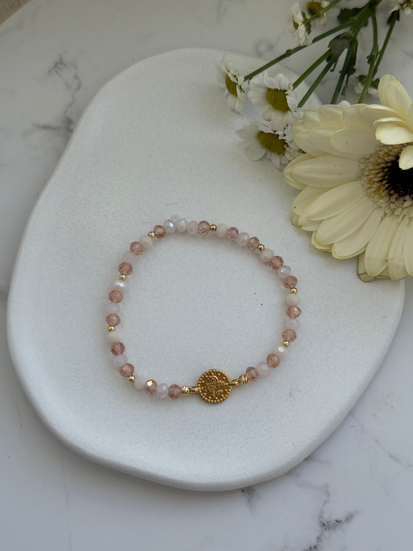 Perlenarmband mit Beigen, Rosé und Weißen Kristallperlen +  Goldenen Perlen + Goldene Taler Anhänger - 2017